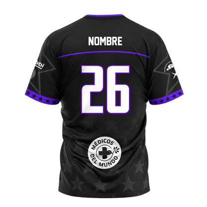 Camiseta negra con detalles morados